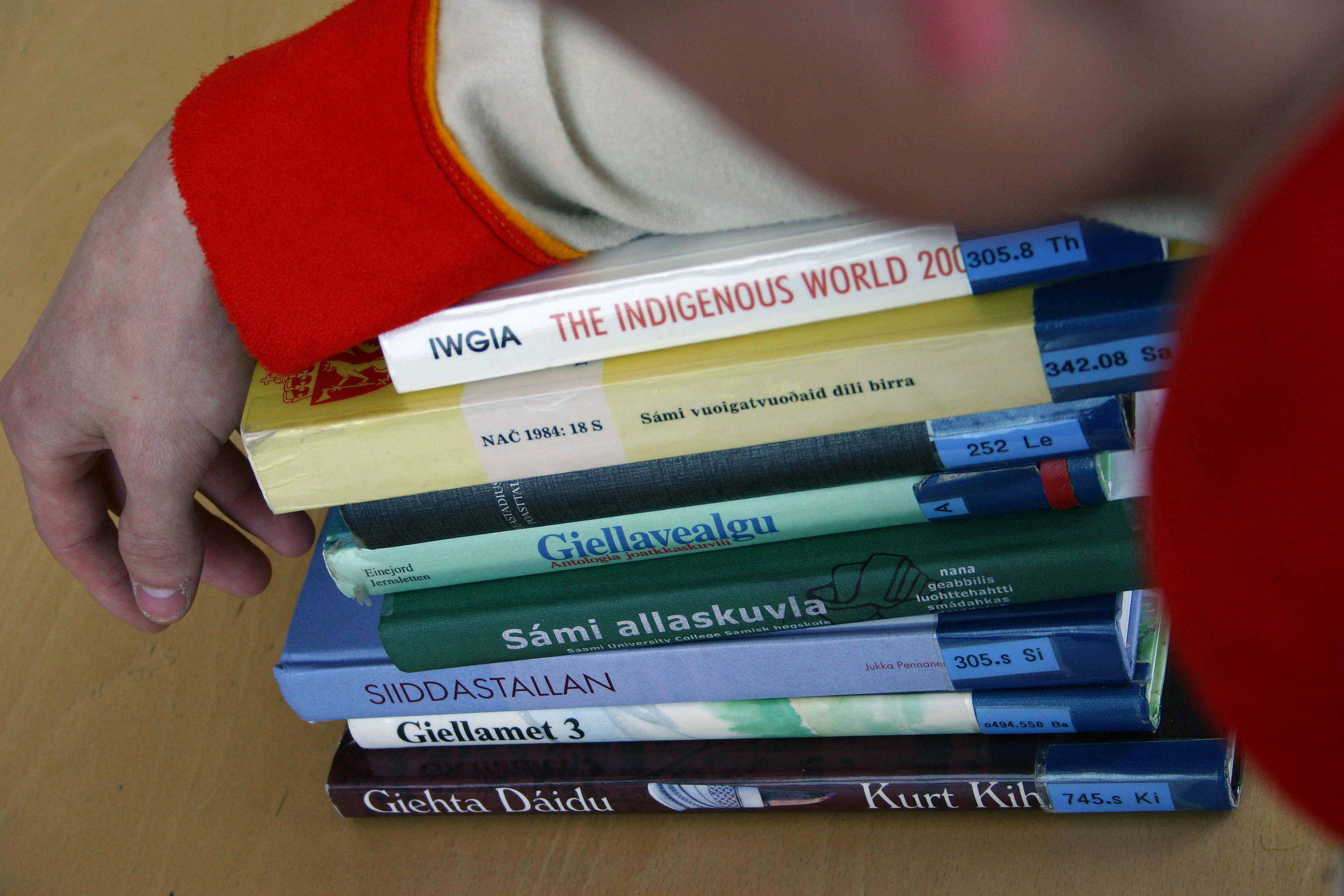 Girjjit ja giehta. Bøker og en hånd